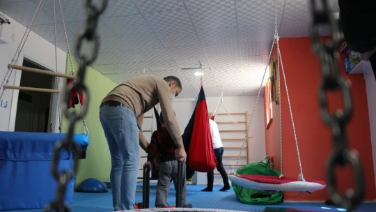 Otizmli çocuklar, duyu odaları ve atla terapiyle hayata hazırlanıyor