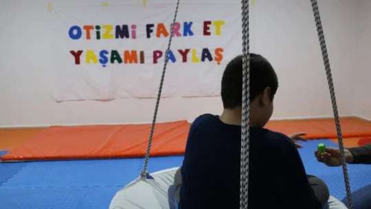 Otizmli çocuklar, duyu odaları ve atla terapiyle hayata hazırlanıyor