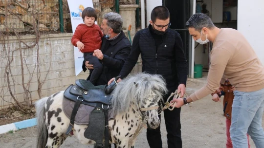 Otizmli çocuklar, duyu odaları ve atla terapiyle hayata hazırlanıyor