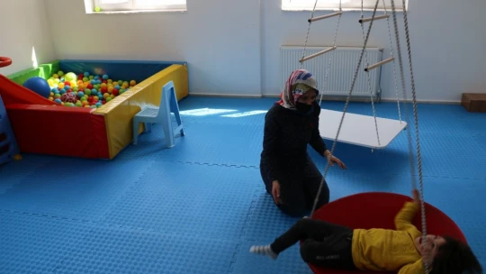 Otizmli çocuklar, duyu odaları ve atla terapiyle hayata hazırlanıyor
