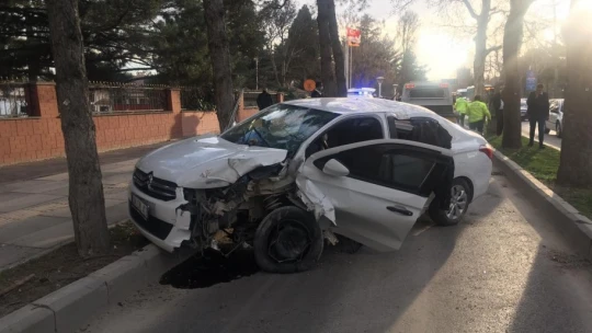 Otomobil ağaca çarptı: 3 yaralı