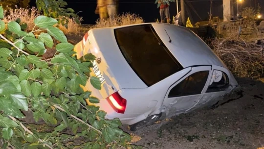 Fevzi Çakmak Mahallesinde Otomobil Bahçeye Uçtu, 2 Yaralı