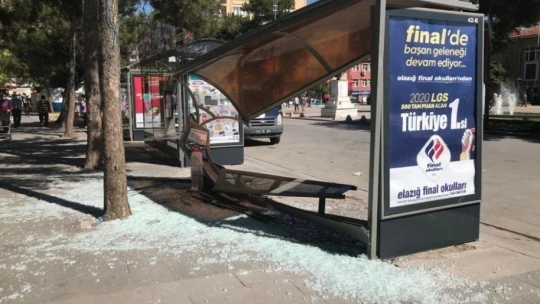 Otomobil durağa girdi, facianın eşiğinden dönüldü