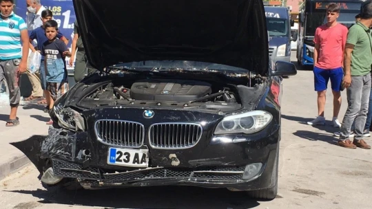 Otomobil durağa girdi, facianın eşiğinden dönüldü