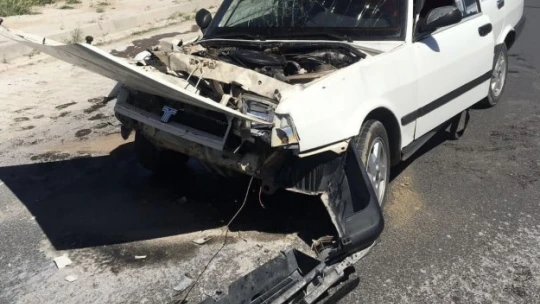 Otomobil kepçeye çaptı: 3 yaralı