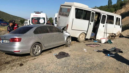 Elazığ'dan Malatya'ya İşçi Götüren Minibüs Kaza Yaptı, 1 Ağır 17 Yaralı