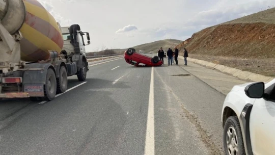 Otomobil ters döndü, sürücü yara almadan kurtuldu
