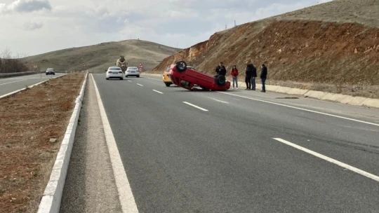 Otomobil ters döndü, sürücü yara almadan kurtuldu