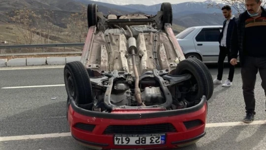 Otomobil ters döndü, sürücü yara almadan kurtuldu