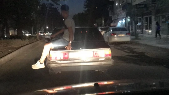 Elazığ'da Otomobilin Üzerinde Tehlikeli Yolculuk Kamerada