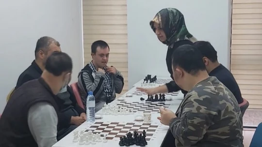 Özel bireyler, resim, müzik ve satranç kursları ile hayata hazırlanıyor