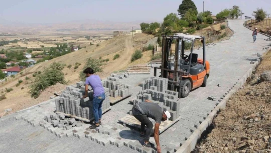 Palu'da asfalt bakım onarım ve yol genişletme çalışmaları
