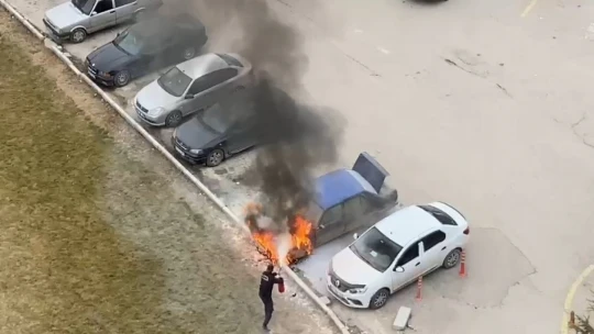 Park halindeki araç alev aldı