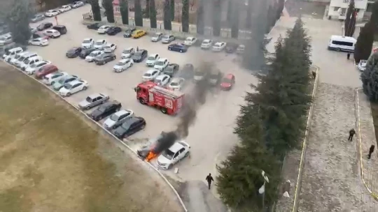 Park halindeki araç alev aldı