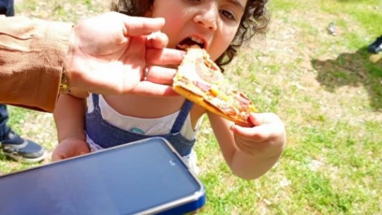 Parkta eğlenen çocuklara pizza sürprizi