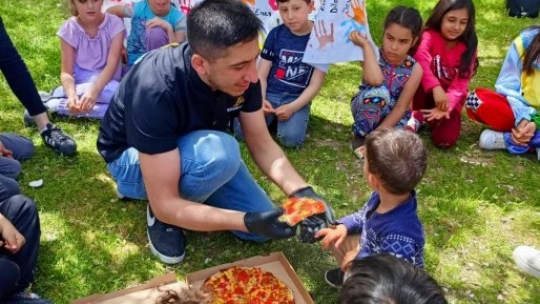 Parkta eğlenen çocuklara pizza sürprizi