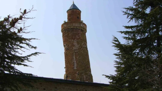 Pisa Kulesi'nden Daha Eğik Olan 870 Yıllık Tarihi Eğri Minare, 3 Büyük Depremde De Ayakta Kaldı