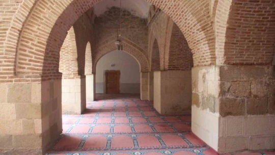 Pisa Kulesi'nden Daha Eğik Olan 870 Yıllık Tarihi Eğri Minare, 3 Büyük Depremde De Ayakta Kaldı