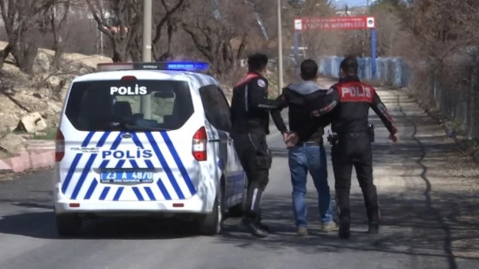 Polis aracıyla kaçmaya çalışan şüpheliyi havaya ateş açarak yakaladı