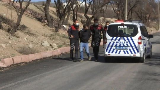 Polis aracıyla kaçmaya çalışan şüpheliyi havaya ateş açarak yakaladı