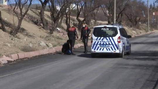 Polis aracıyla kaçmaya çalışan şüpheliyi havaya ateş açarak yakaladı