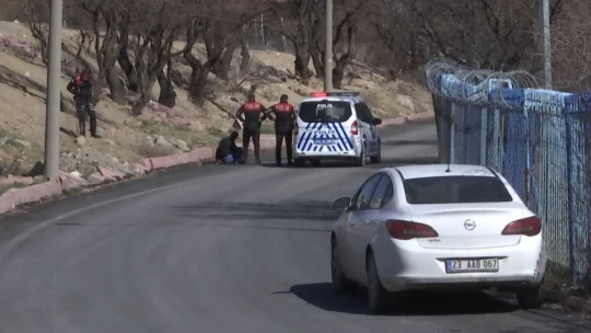 Polis aracıyla kaçmaya çalışan şüpheliyi havaya ateş açarak yakaladı