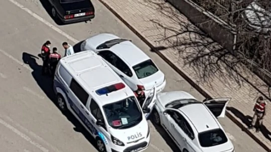 Polis aracıyla kaçmaya çalışan şüpheliyi havaya ateş açarak yakaladı