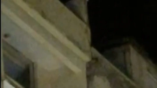 Polisin saatler süren ikna çalışmaları ile indiği çatıya sabah yeniden çıktı
