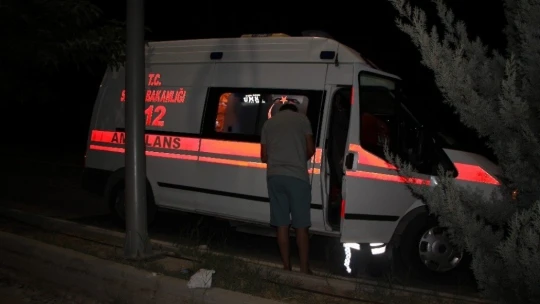 Refüje çarpan otomobil takla attı, sürücü yaralı kurtuldu