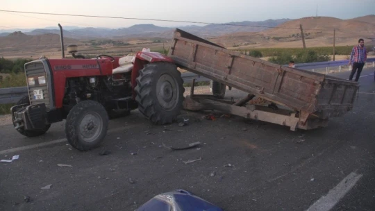 Römorka çarpan otomobil hurdaya döndü: 1 ağır yaralı