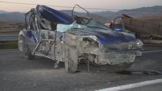 Römorka çarpan otomobil hurdaya döndü: 1 ağır yaralı