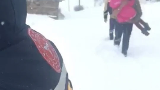Sağlık personeli karda mahsur kalan hasta çocuğu kucağında böyle taşıdı