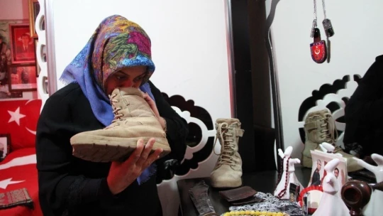 Şehit ailesi oğullarından kalan hatıraların kokusuyla yaşıyor