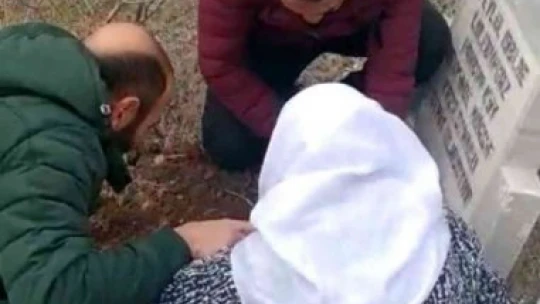 Şehit annesi, oğlunun mezarına fidan dikileceğini öğrenince gözyaşlarına hakim olamadı