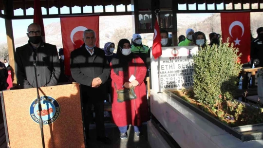 Şehit kahraman polis Fethi Sekin, vefatının 5'inci senesinde kabri başında anıldı