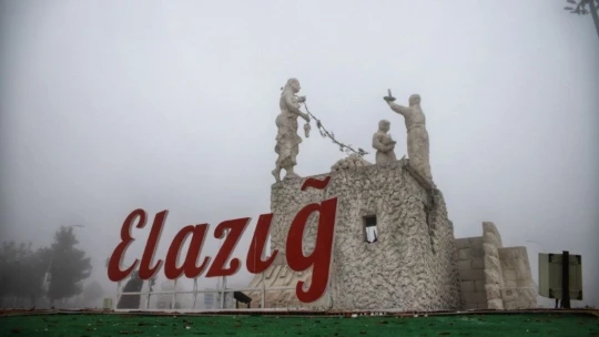 Sessizliğe bürünen Elazığ, sisle kayboldu