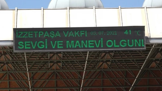 Kafasında Koltukla Yürüyen Vatandaşı Görenler Şaşırdı