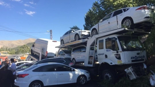 Sıfır araç taşıyan tırın freni boşaldı, 5 aracı biçti