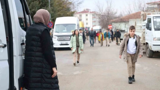 O Çocukların Servis Annesi !