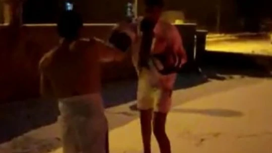 Soğuğa aldırmadan giysilerini çıkartıp kick boks yaptılar