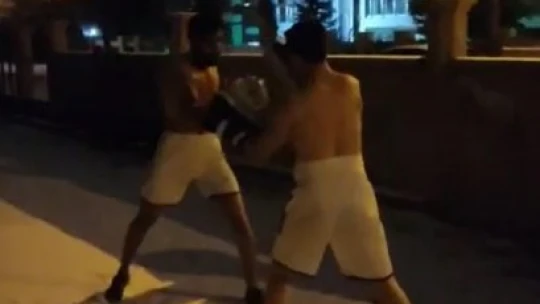 Soğuğa aldırmadan giysilerini çıkartıp kick boks yaptılar