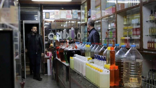 Tarih kokan kolonya dükkanında 41 yıldır Türkiye'ye koku üretiyor