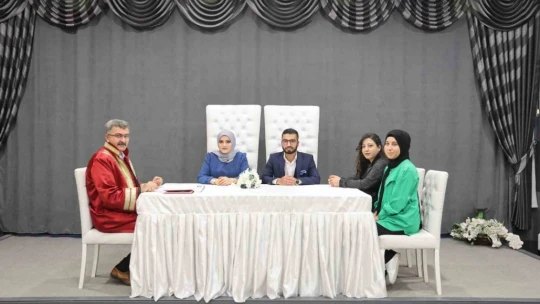 Tarihten habersiz nikah kıydılar, günü öğrencince şoke oldular