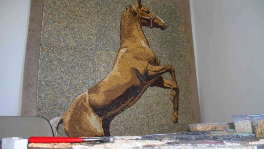 Topladığı atık taşları sanat eserine dönüştürüyor
