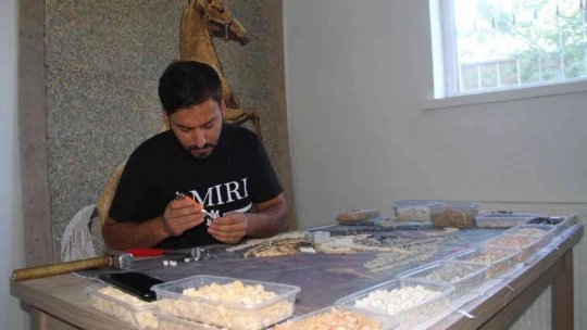 Topladığı atık taşları sanat eserine dönüştürüyor