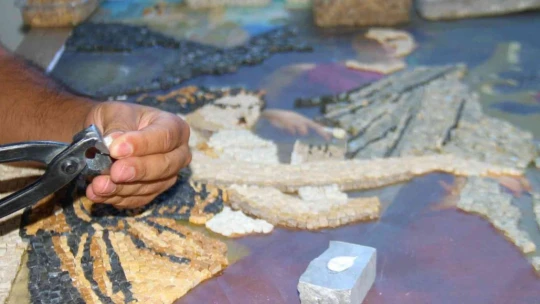 Topladığı atık taşları sanat eserine dönüştürüyor