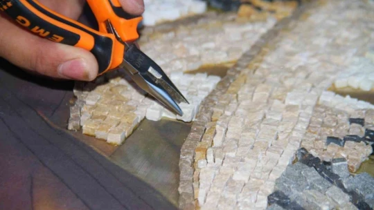 Topladığı atık taşları sanat eserine dönüştürüyor