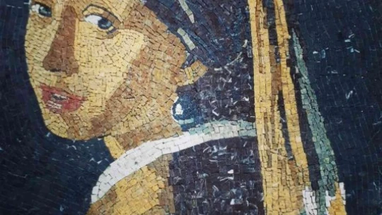 Topladığı atık taşları sanat eserine dönüştürüyor