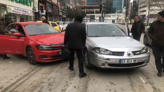 Trafik kazası kameralara yansıdı