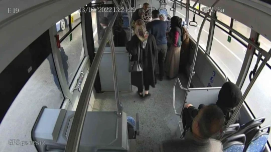 Trafik kazasını görüp bayılan kadını, otobüs şoförü hastaneye yetiştirdi